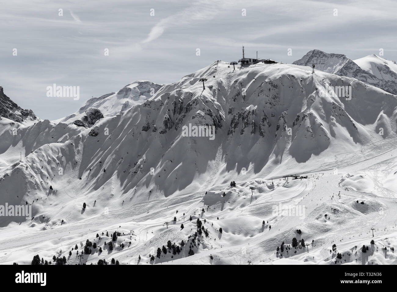 Un panorama sulle montagne surroundin la stazione sciistica di La Plagne nella regione della Savoia della Francia, le Alpi francesi Foto Stock