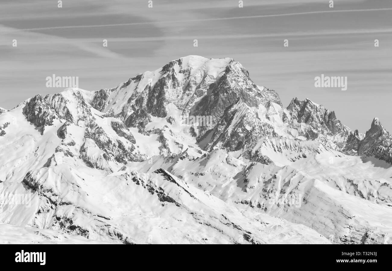Un panorama sulle montagne surroundin la stazione sciistica di La Plagne nella regione della Savoia della Francia, le Alpi francesi Foto Stock