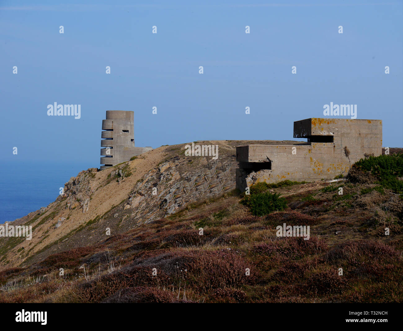 Concreate WW2 artiglieria tedesca torre di osservazione & Lookout sulle scogliere vicino al sentiero costiero di Les Landes sull'isola di Jersey, nelle Isole del Canale.UK Foto Stock