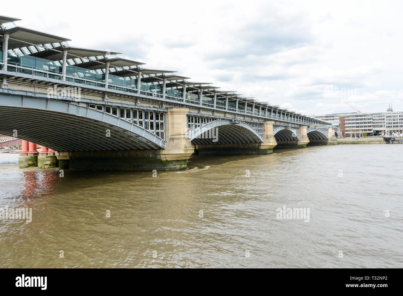 Un Blackfriars grattacielo telai su Blackfriars Bridge Station, ingresso sud, Londra, Regno Unito Foto Stock