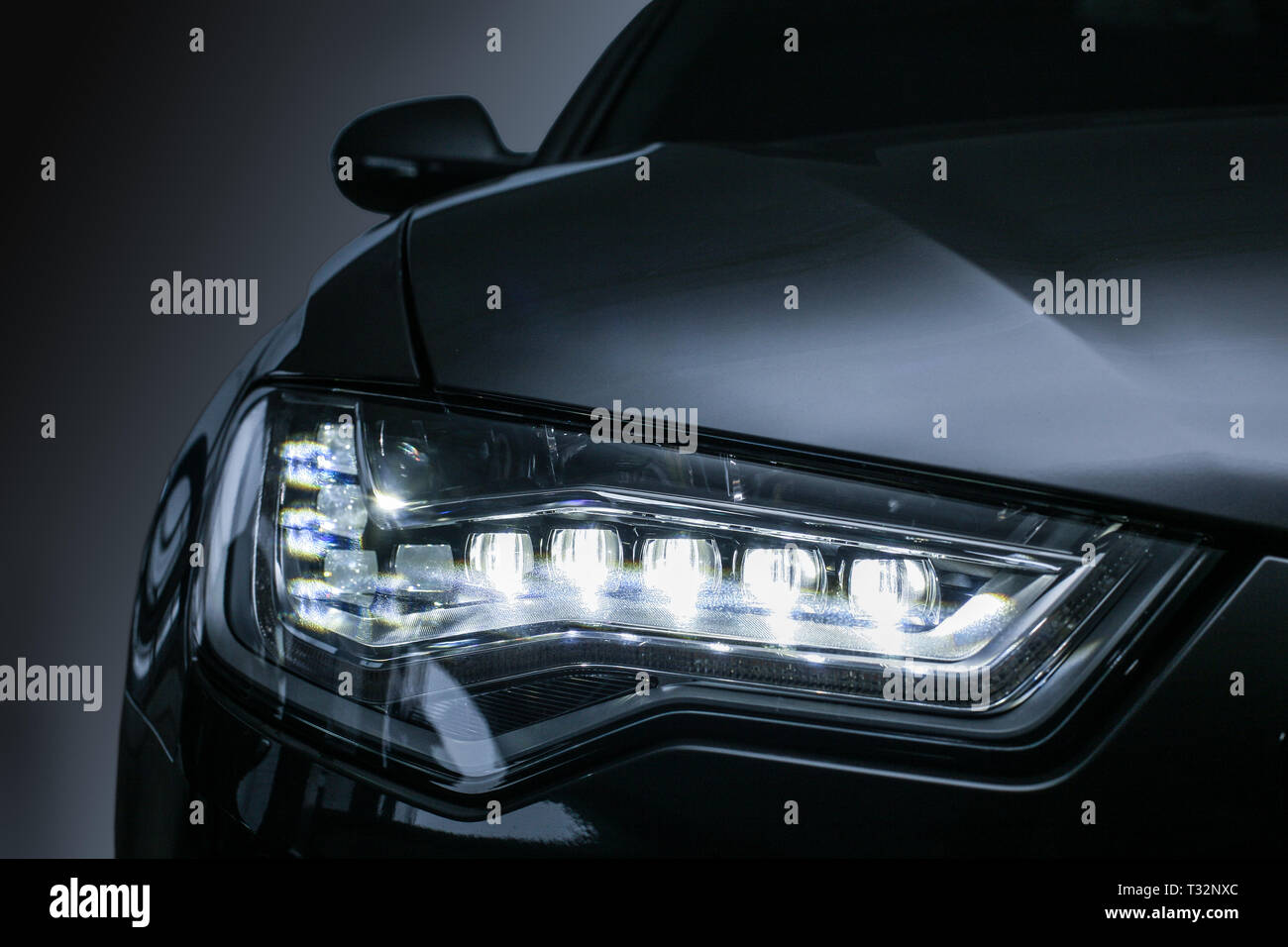 Il faro di moderne auto di prestigio da vicino Foto Stock