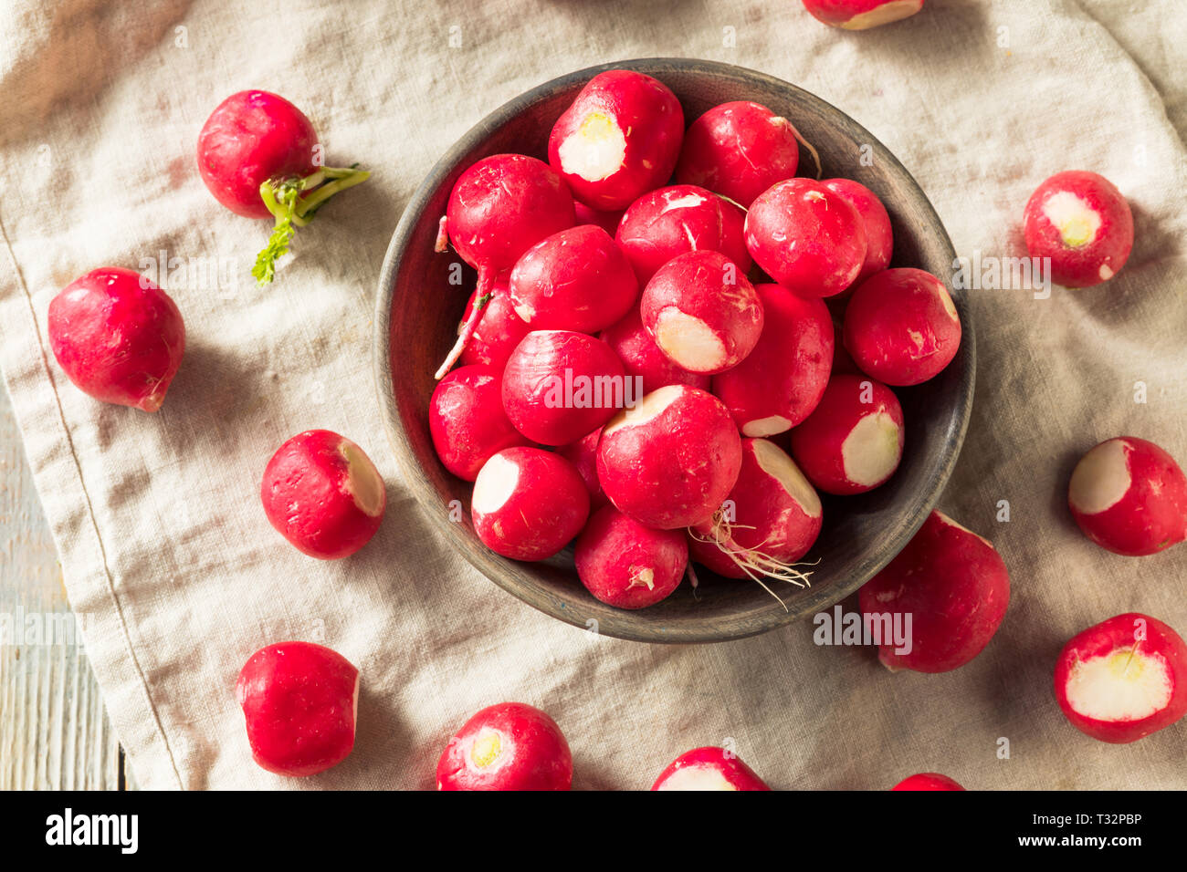 Materie organiche rosso ravanelli in una ciotola Foto Stock