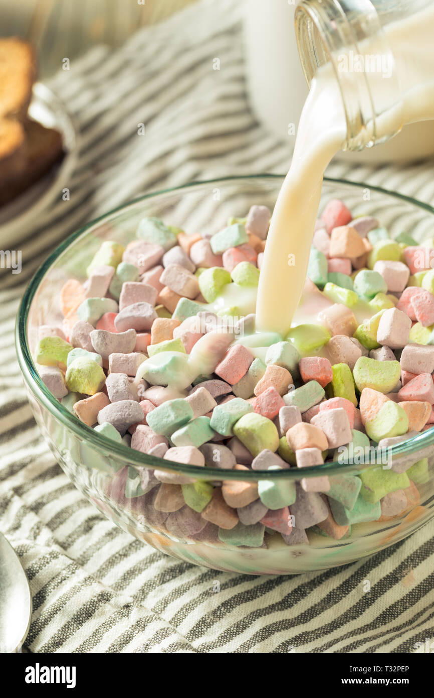 Dolce zuccherino Marshmallow cereali solo in una ciotola con il latte per  la prima colazione Foto stock - Alamy