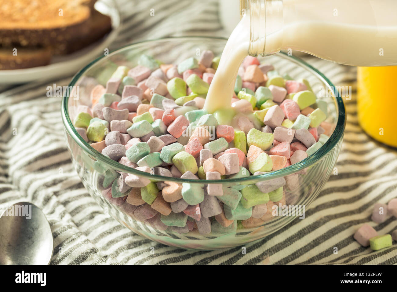 Dolce zuccherino Marshmallow cereali solo in una ciotola con il latte per la prima colazione Foto Stock