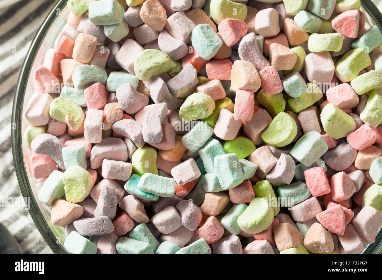 Dolce zuccherino Marshmallow cereali solo in una ciotola con il latte per la prima colazione Foto Stock