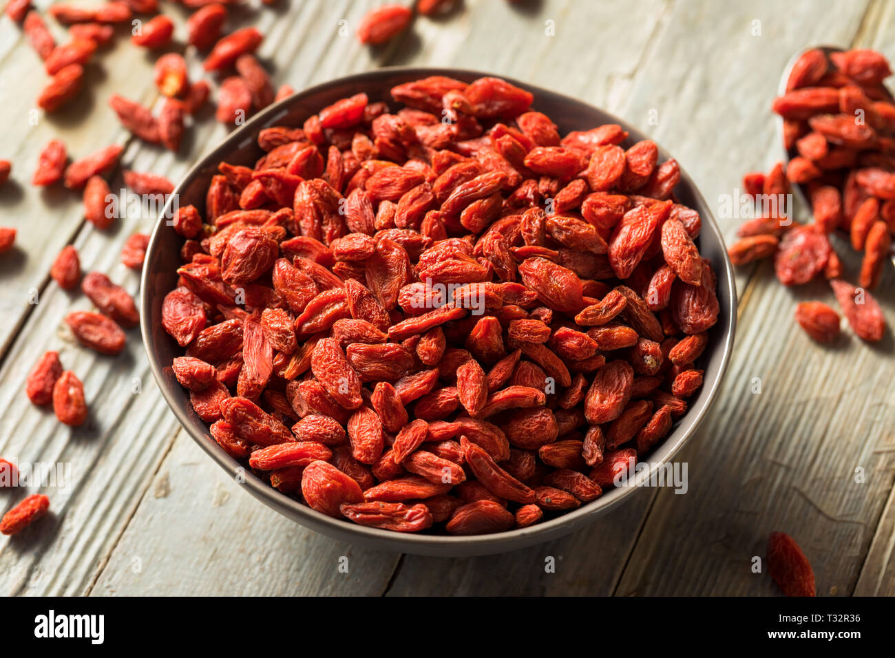 Materie organico rosso di bacche di Goji in una ciotola Foto Stock