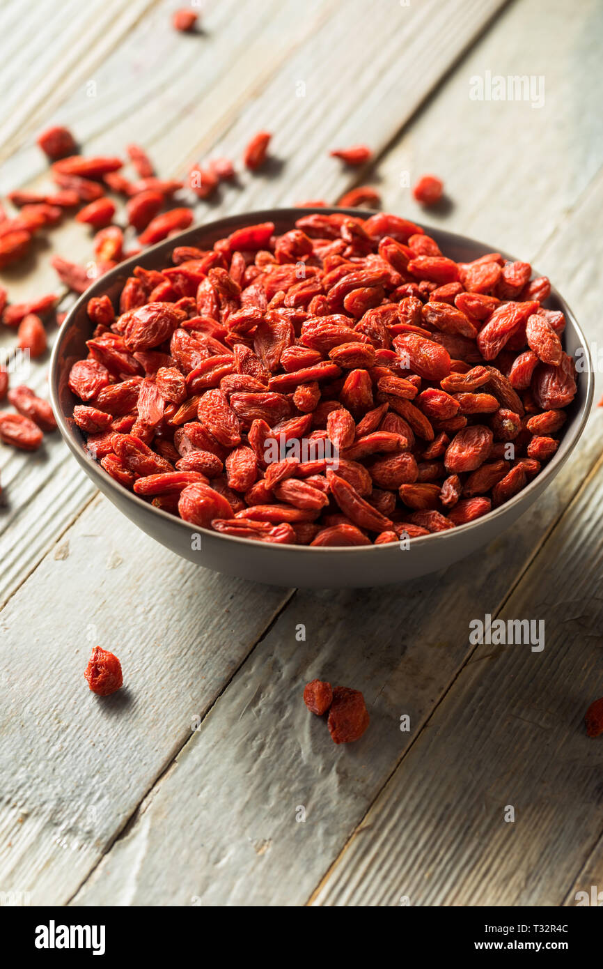 Materie organico rosso di bacche di Goji in una ciotola Foto Stock