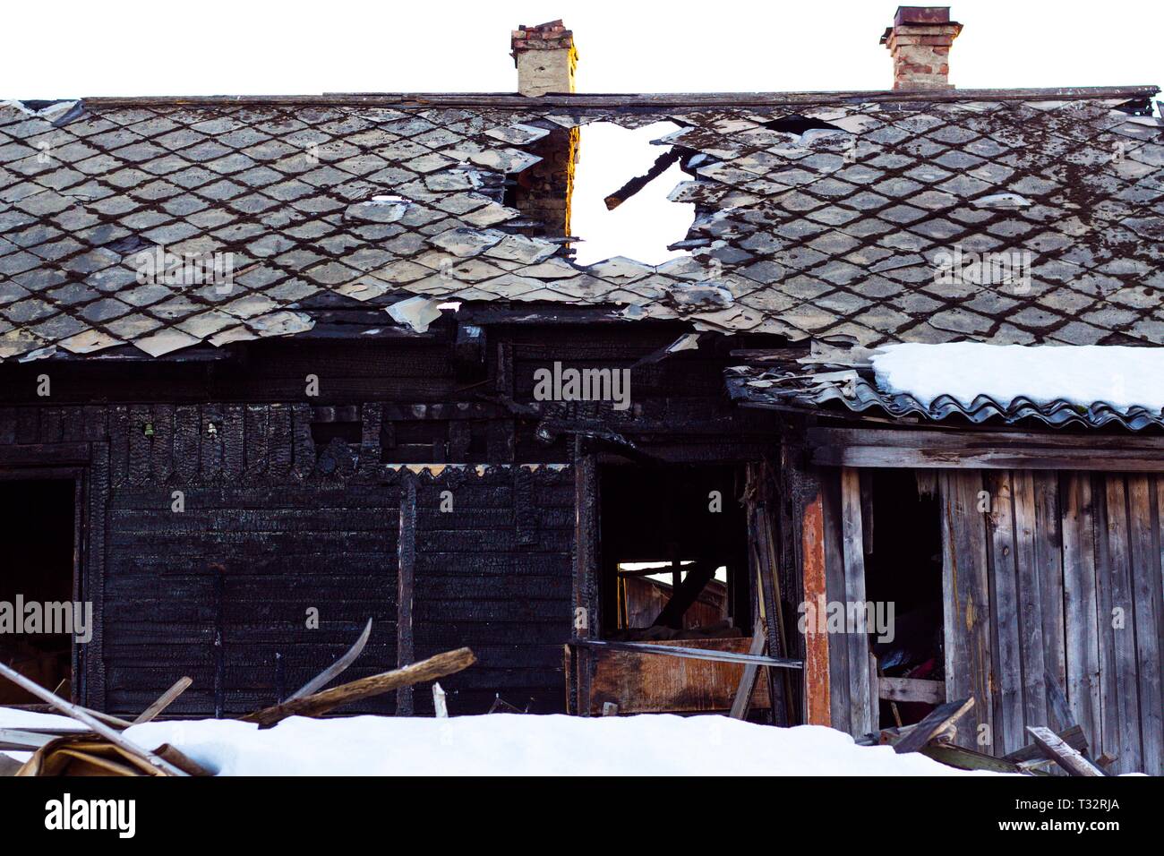 Una vecchia casa che è stata distrutta da un incendio da un disastro naturale o la negligenza delle persone. Le tracce del fuoco sono visibili sulla casa. Foto Stock