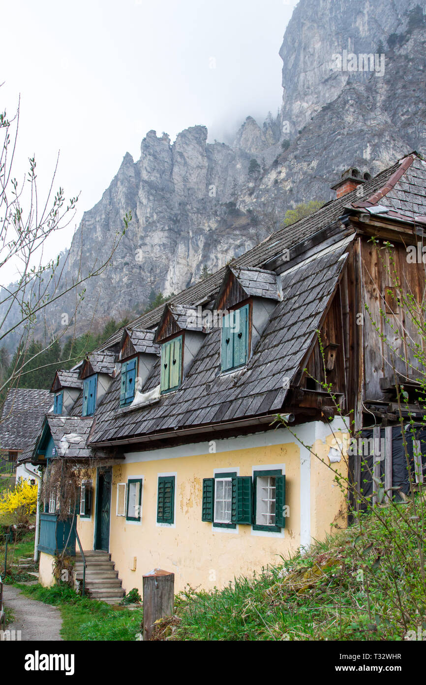 Vecchia casa con otturatore della finestra - Traunsee, Austria Foto Stock