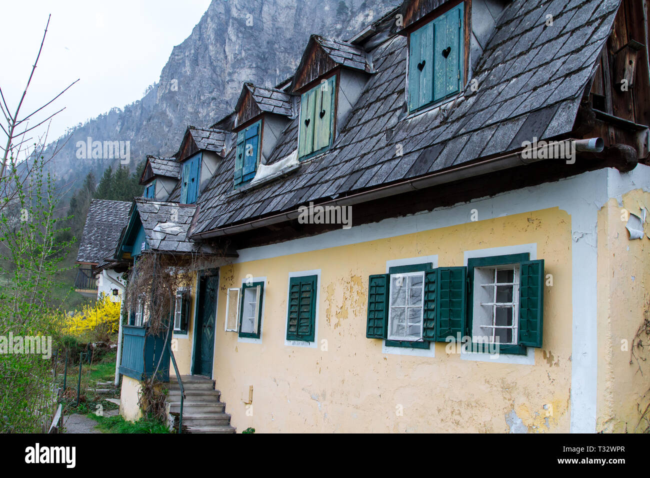 Vecchia casa con otturatore della finestra - Traunsee, Austria Foto Stock