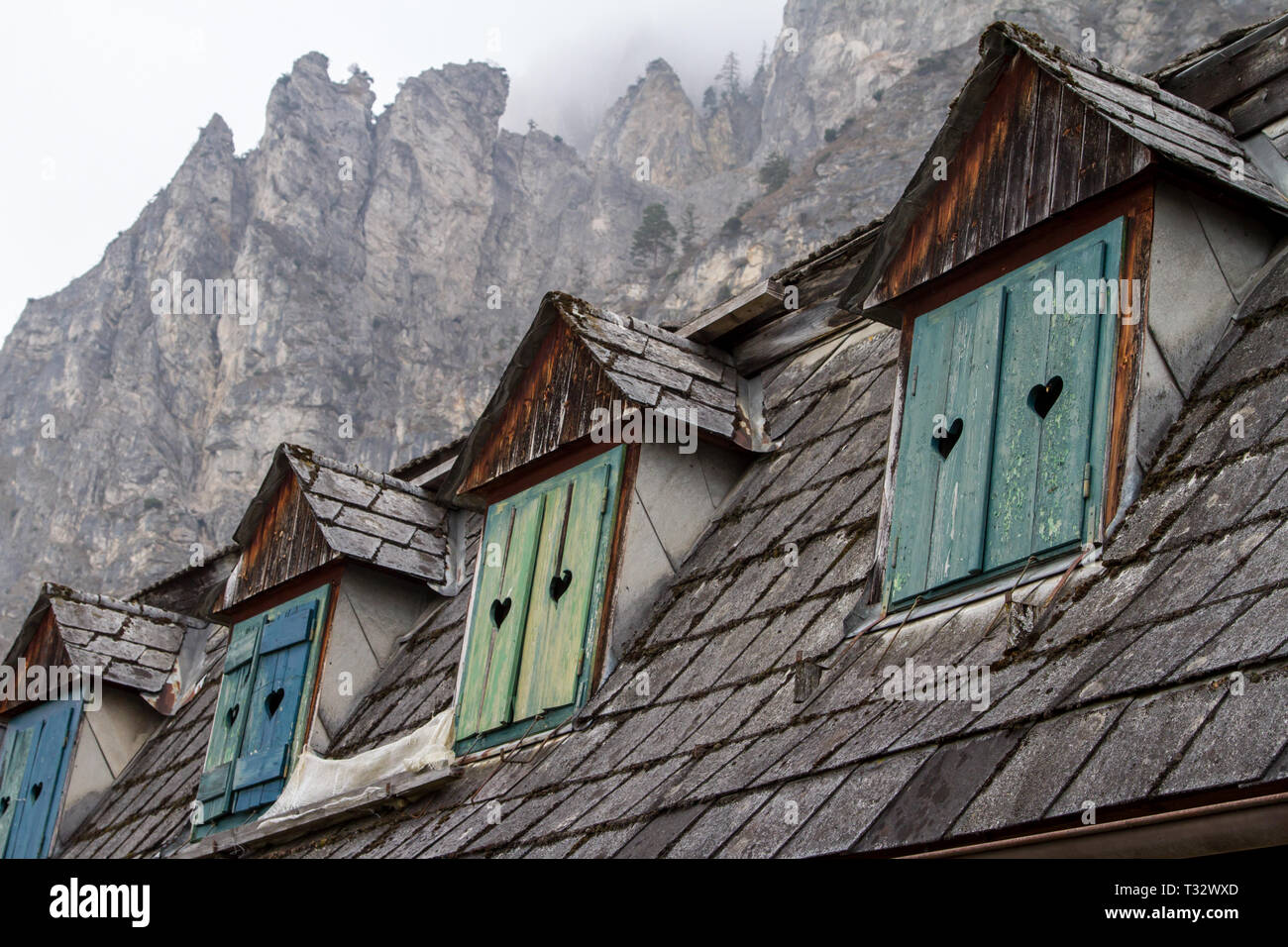 Vecchia casa con otturatore della finestra - Traunsee, Austria Foto Stock