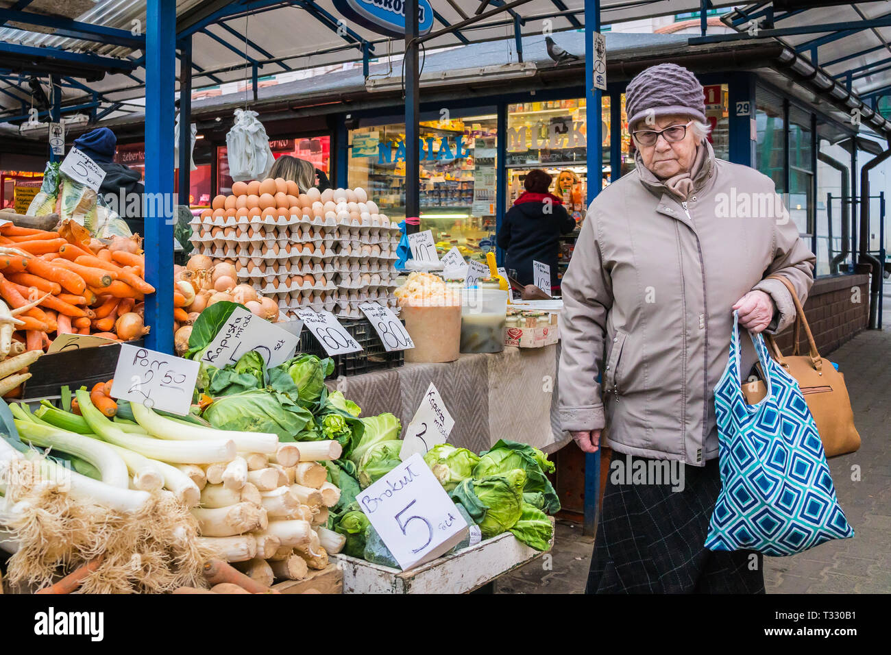 Cracovia in Polonia - Marzo 22, 2019 - Una donna comprare generi alimentari a Stary Kleparz market Foto Stock