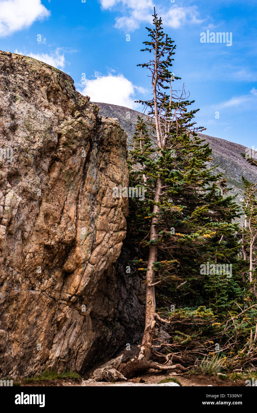 Struttura persistente sulla montagna rocciosa Foto Stock