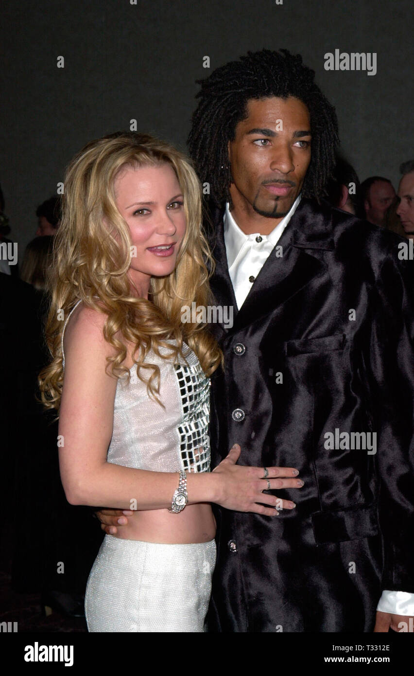LOS ANGELES, CA. Febbraio 25, 2001: attrice DEDEE PFEIFFER & ragazzo Michael Clark al cinquantunesimo annuale di ACE Eddie Awards di Beverly Hills. © Paul Smith/Featureflash Foto Stock