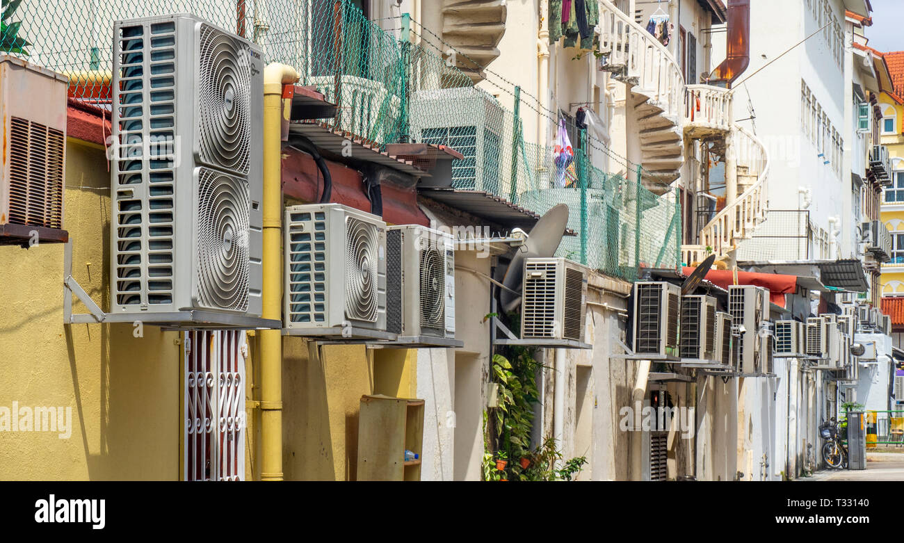 Parte posteriore del case e molte condizionatori di aria in un vicolo di Joo Chiat Singapore. Foto Stock