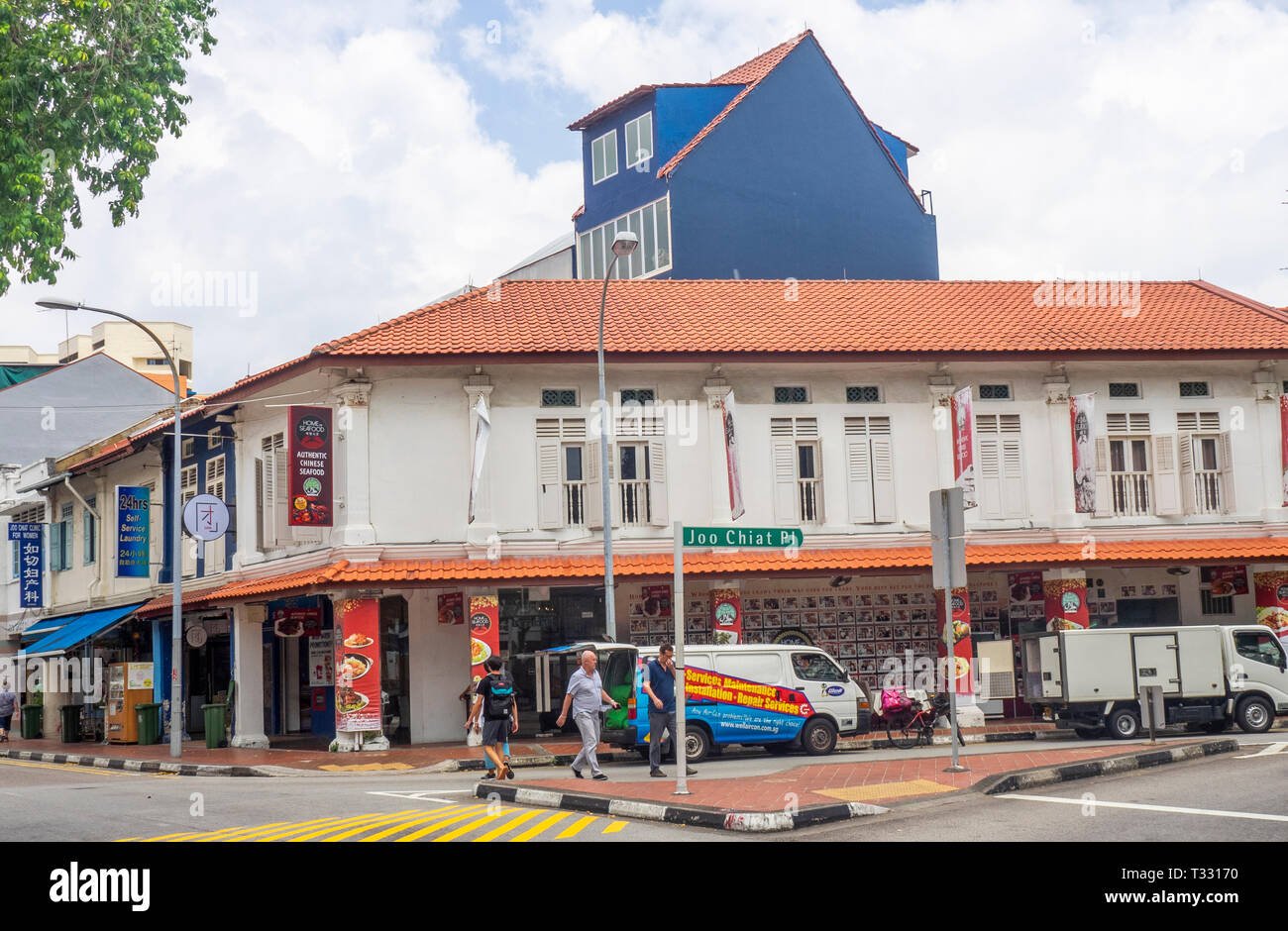 Pedoni che attraversano Joo Chiat Pl Singapore Foto Stock