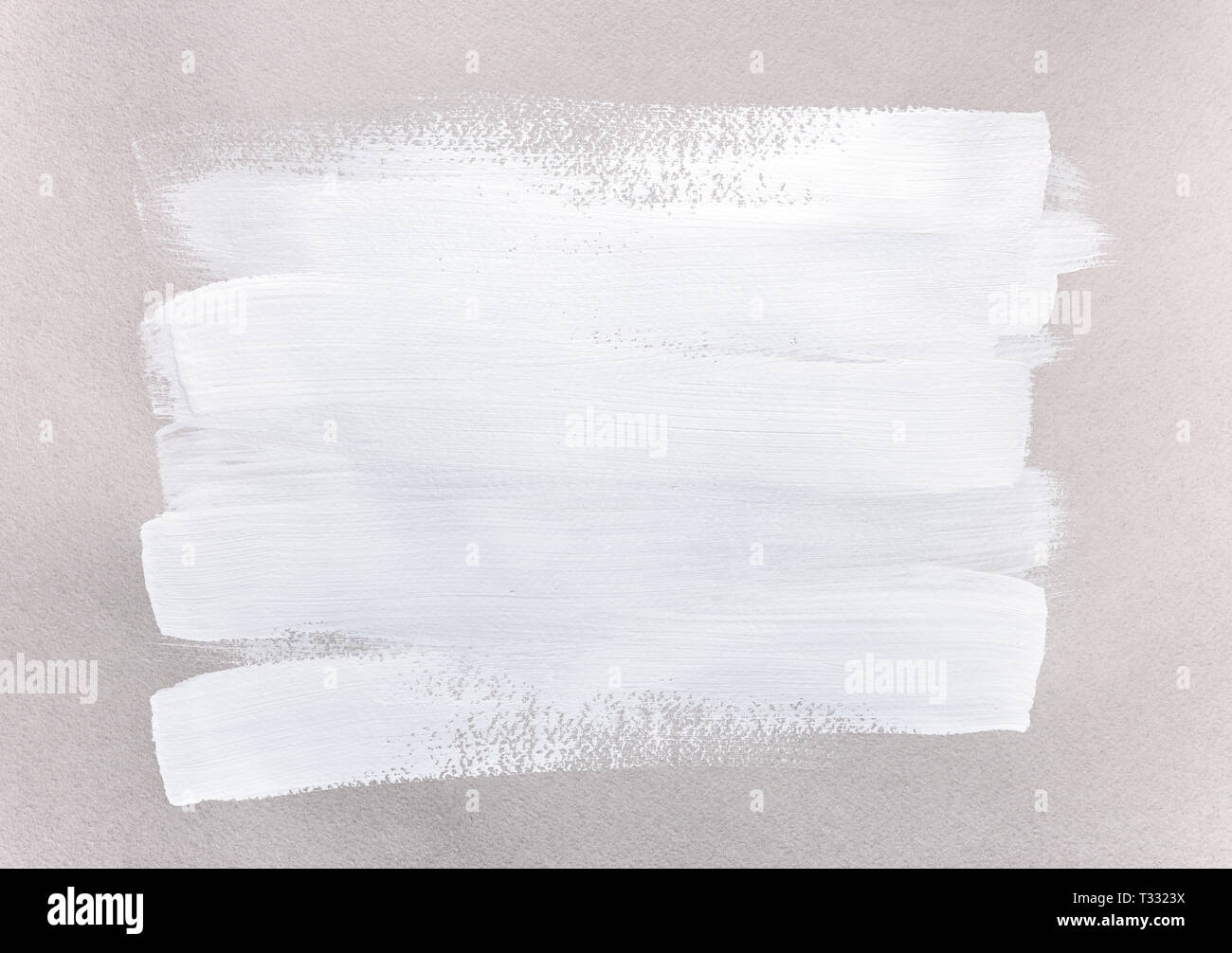 Bianco vernice acrilica pennellate su beige di Grana carta Foto Stock