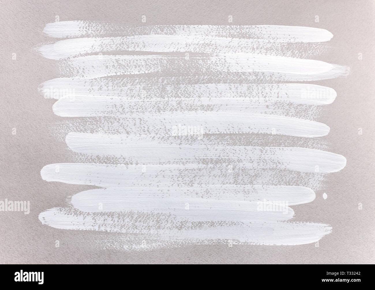 Bianco striato pennellate sulla trama beige sfondo della carta Foto Stock