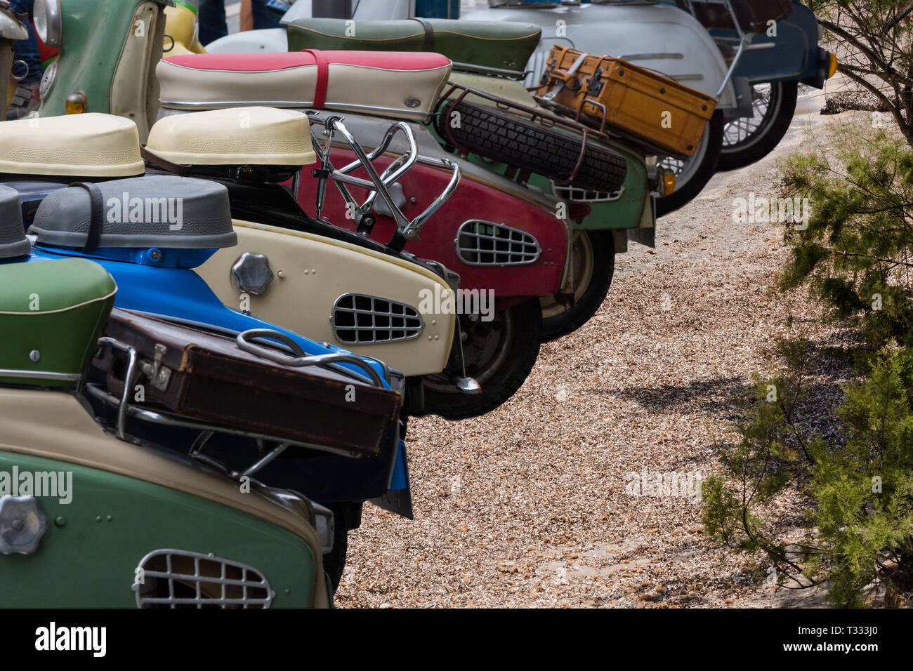 Vari scooter retrò linea la strada in una fila. Foto Stock