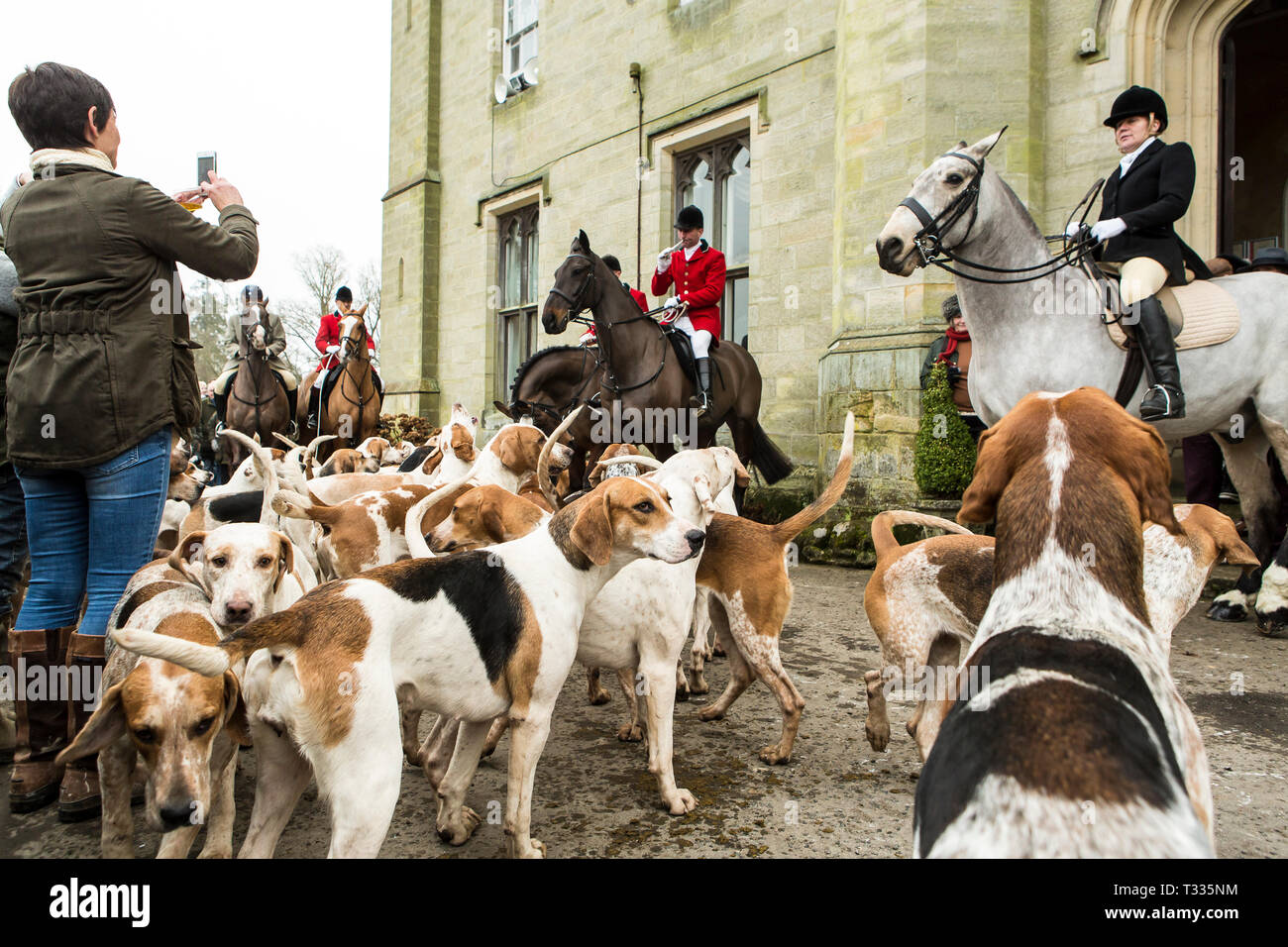 Il vecchio Burstow Surrey e West Kent Hunt si riuniranno presso Chiddingstone Castle per la boxe tradizionale giorno incontrano nel Kent, Regno Unito Foto Stock