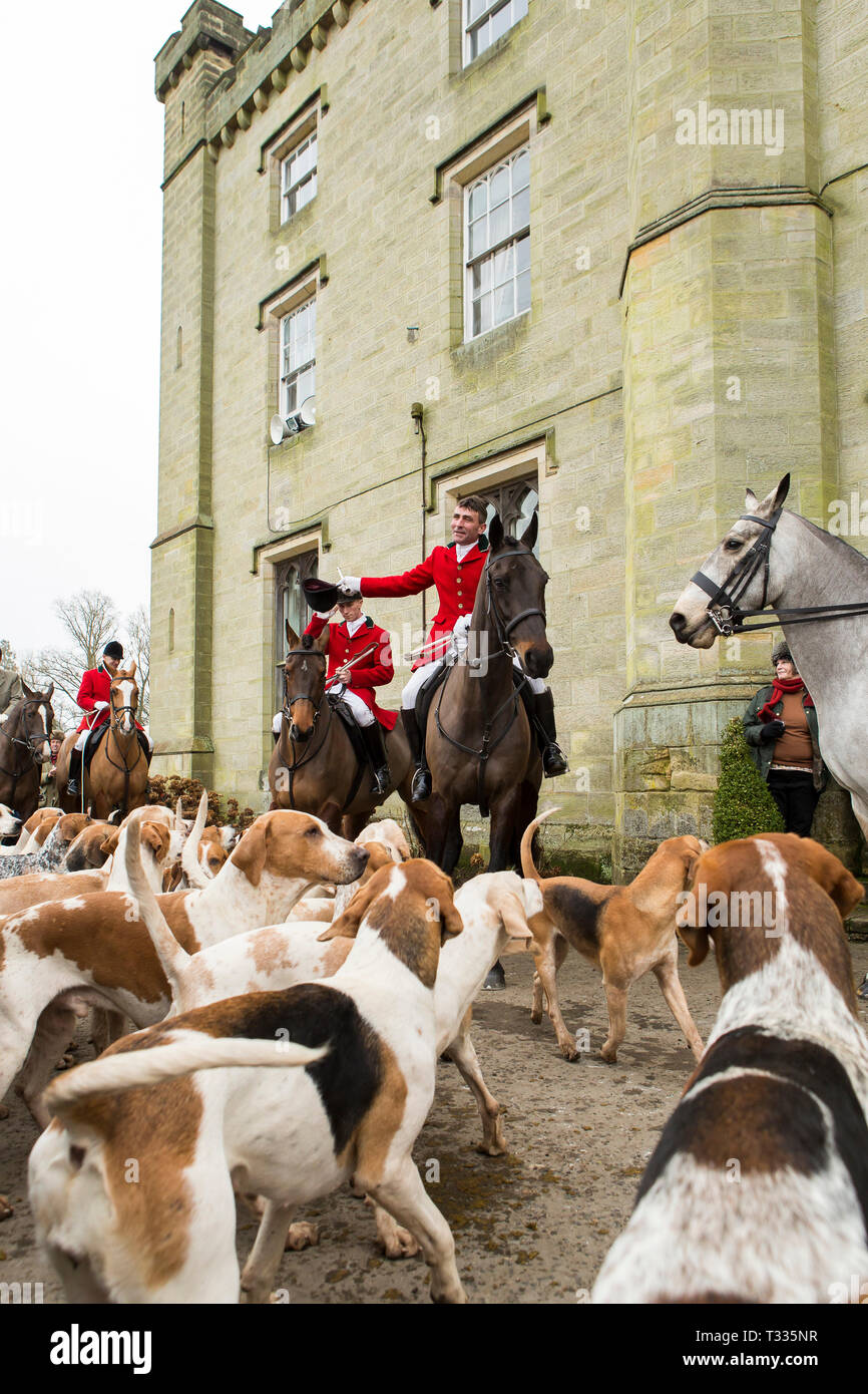 Cacciatori a cavallo del vecchio Surrey Burstow e West Kent Hunt si riuniranno presso Chiddingstone Castle per la boxe tradizionale giorno incontrano nel Kent, Regno Unito Foto Stock
