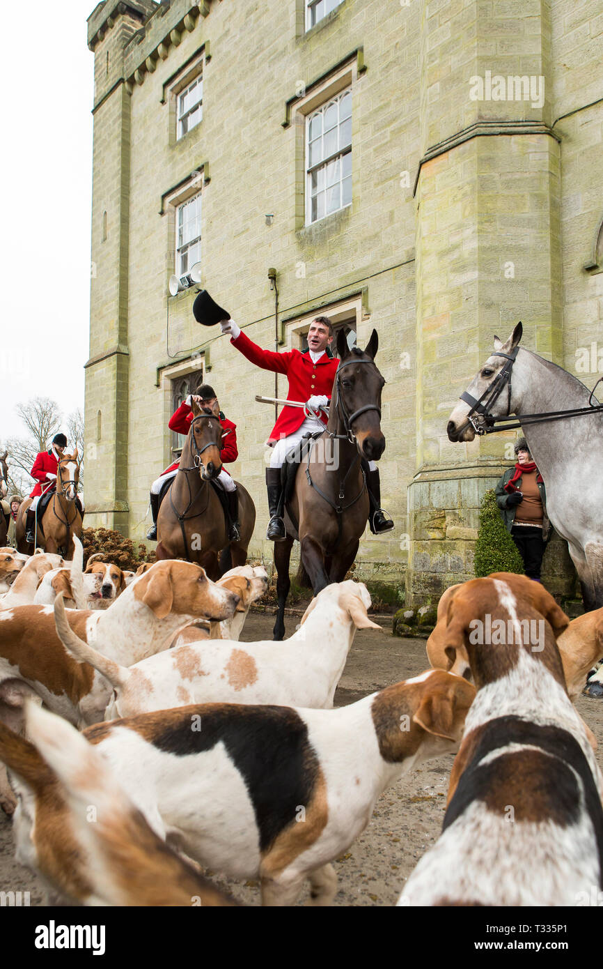 Cacciatori a cavallo del vecchio Surrey Burstow e West Kent Hunt si riuniranno presso Chiddingstone Castle per la boxe tradizionale giorno incontrano nel Kent, Regno Unito Foto Stock