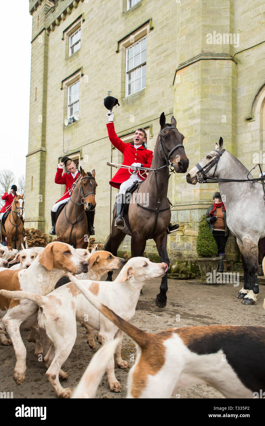Cacciatori a cavallo del vecchio Surrey Burstow e West Kent Hunt si riuniranno presso Chiddingstone Castle per la boxe tradizionale giorno incontrano nel Kent, Regno Unito Foto Stock