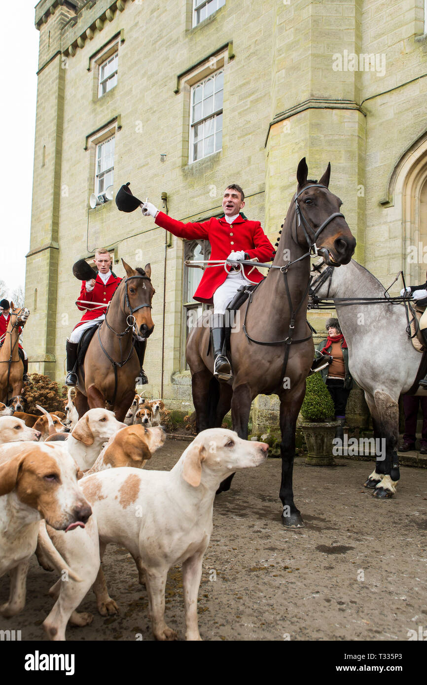 Cacciatori a cavallo del vecchio Surrey Burstow e West Kent Hunt si riuniranno presso Chiddingstone Castle per la boxe tradizionale giorno incontrano nel Kent, Regno Unito Foto Stock