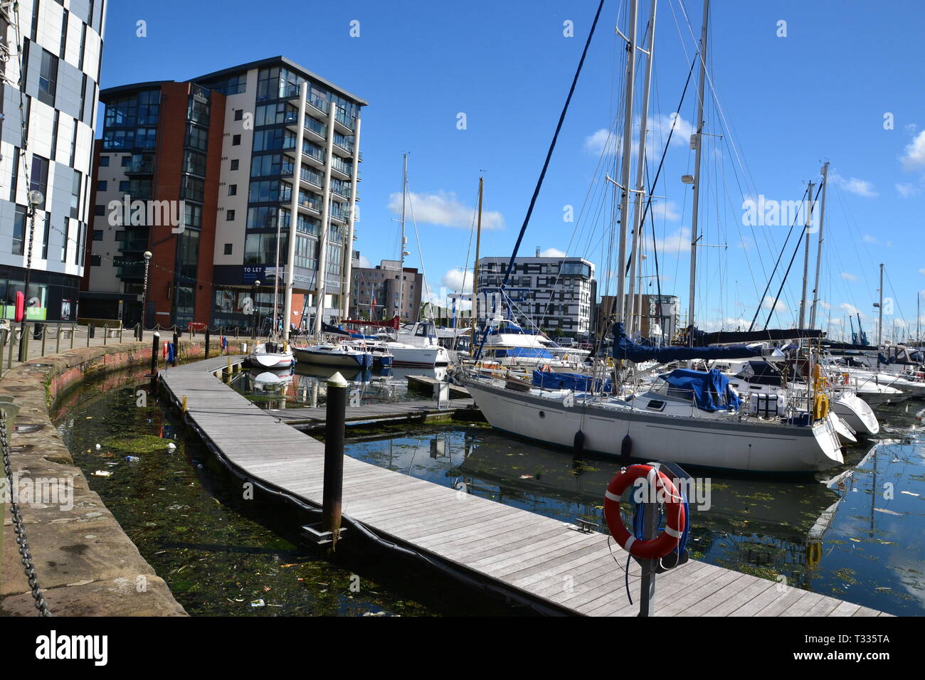 Lungomare di Ipswich, noto anche come Ipswich Darsena, Ipswich Docks, o Ipswich Marina, sotto il sole. Suffolk, Regno Unito Foto Stock