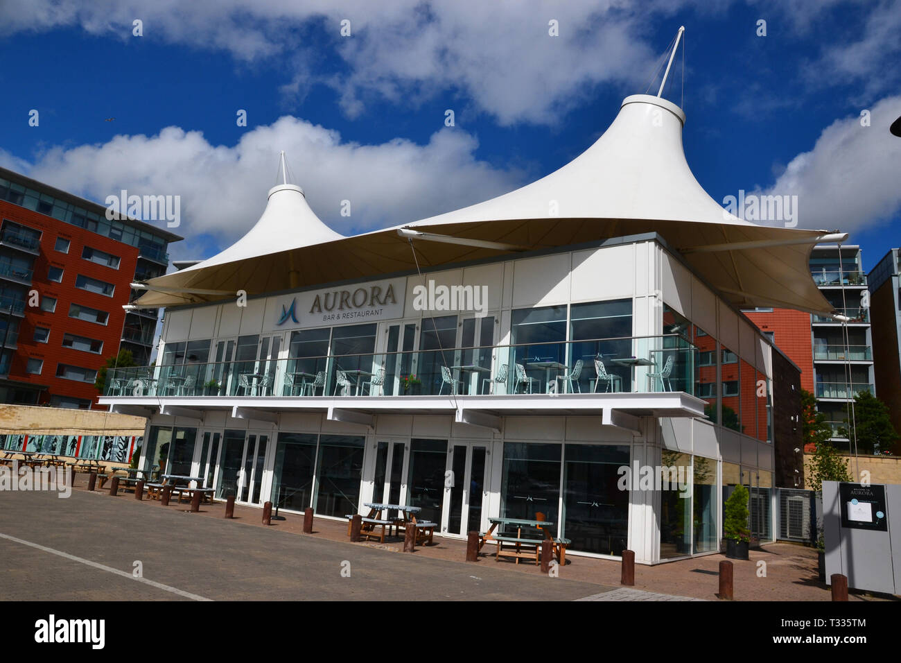 Aurora Bar & Ristorante sul Lungomare di Ipswich, noto anche come Ipswich Darsena, Ipswich Docks, o Ipswich Marina, sotto il sole. Suffolk, Regno Unito Foto Stock