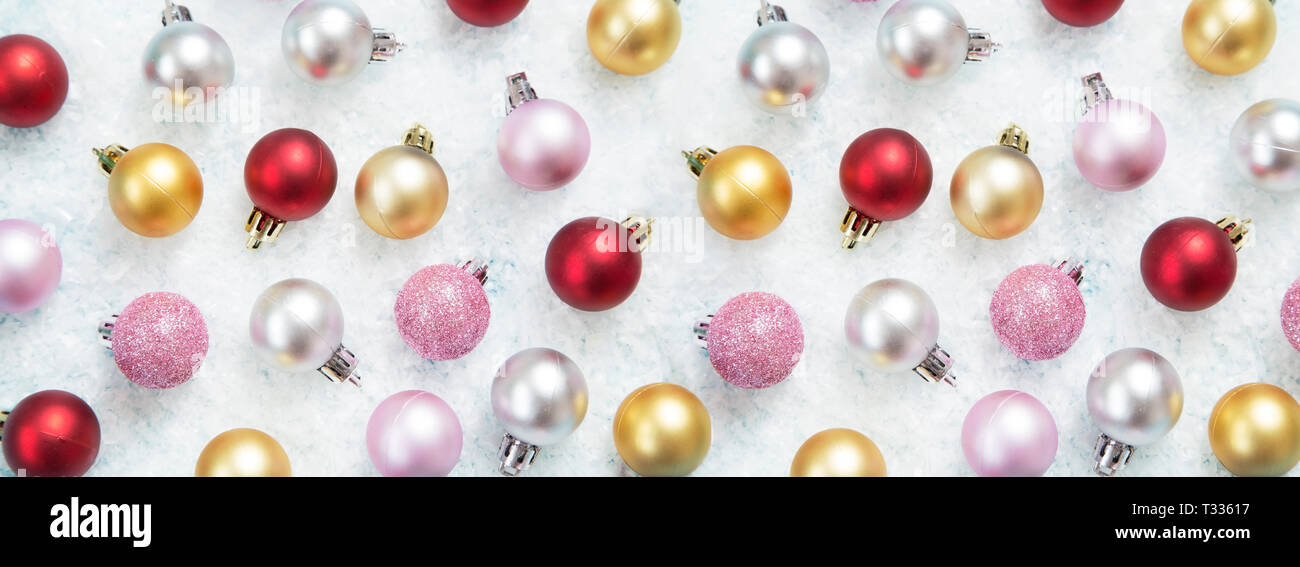 Christmas baubles sul bianco della neve Foto Stock