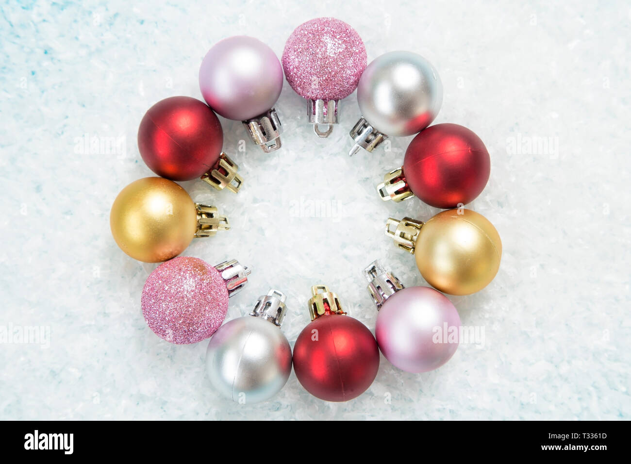 Christmas baubles sul bianco della neve Foto Stock