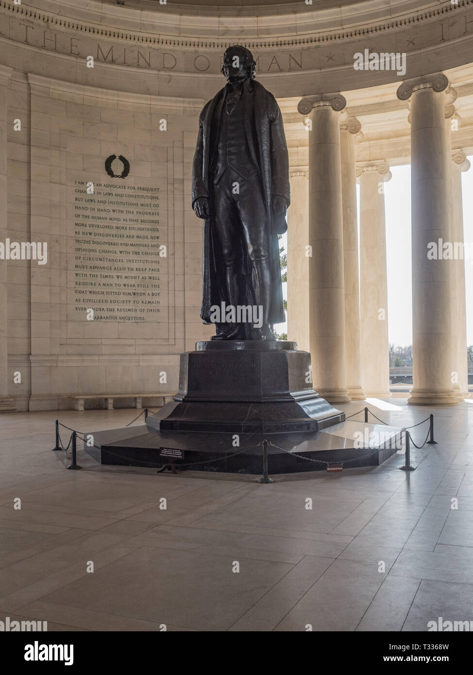 Washington DC, Stati Uniti d'America, 28 febbraio 2019. Statua di Thomas Jefferson all'interno di Jefferson Memorial sul bacino di marea Foto Stock