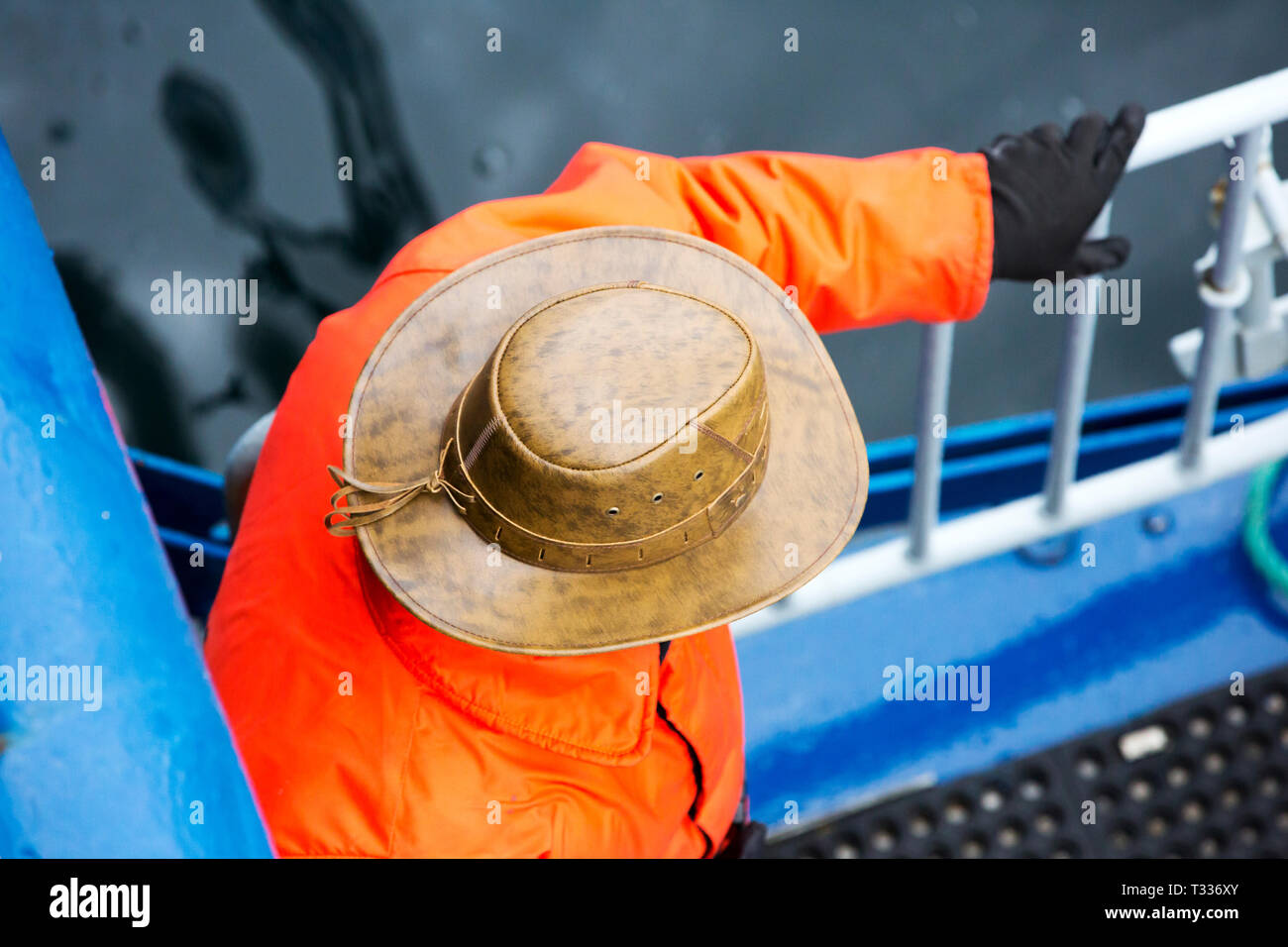Un uomo che indossa un cappello in cuoio. Foto Stock