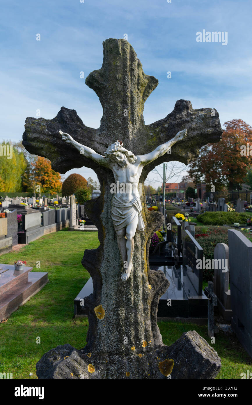 Una grande croce in cemento con Gesù su un cimitero Foto Stock