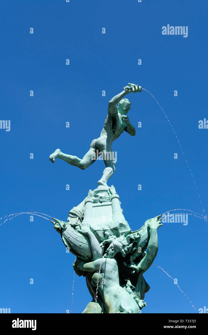 Anversa, Belgio - 14 luglio 2018 Brabo il più noto statua della città di Anversa sulla piazza principale del mercato con un cielo blu come sfondo e la fo Foto Stock