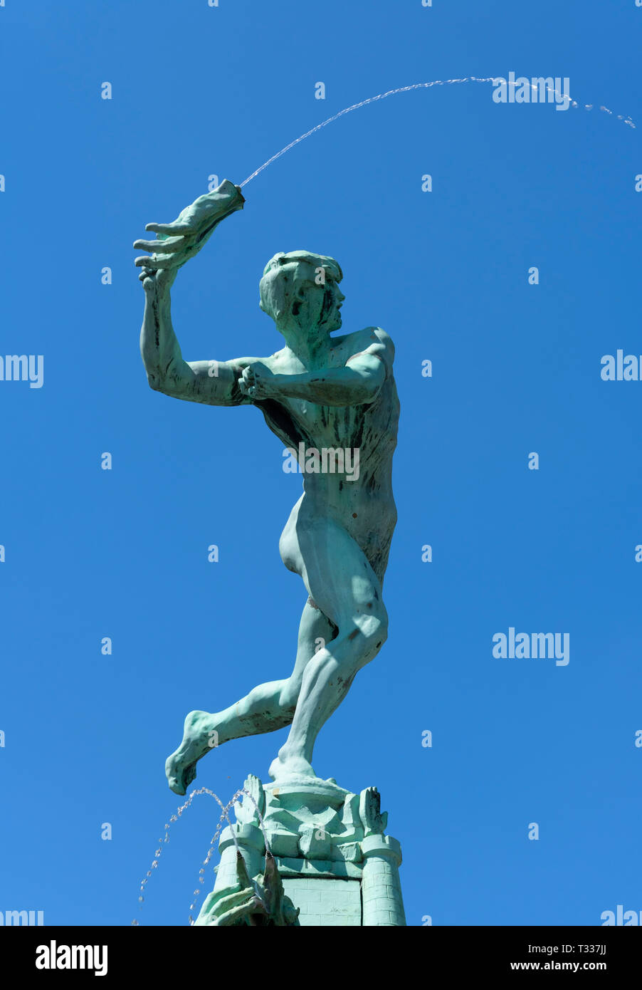 Anversa, Belgio - 14 luglio 2018 vicino fino alla statua Brabo che getta una mano sul famoso mercato di Anversa Foto Stock
