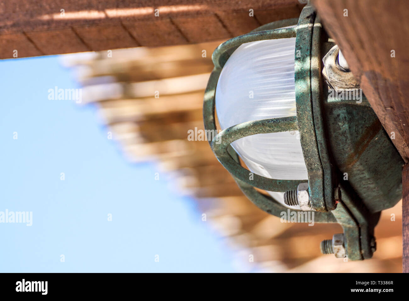 Luce da soffitto fissare al soffitto con poco o nessuno spazio tra il lampadario e il soffitto. Foto Stock