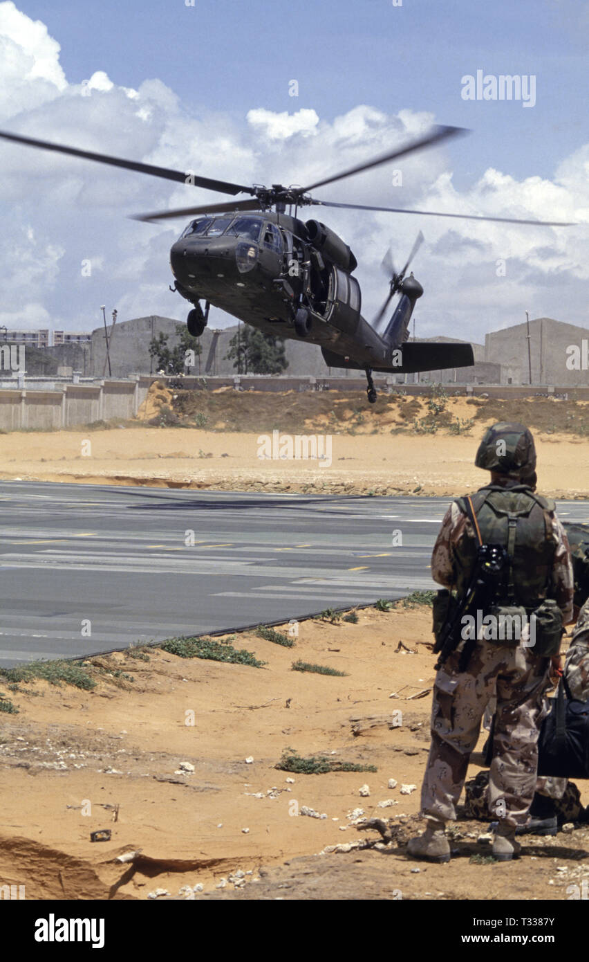 Il 29 ottobre 1993 A U.S. Esercito Sikorsky UH-60 Black Hawk di atterraggio per elicotteri presso la sede UNOSOM composto a Mogadiscio, in Somalia. Foto Stock