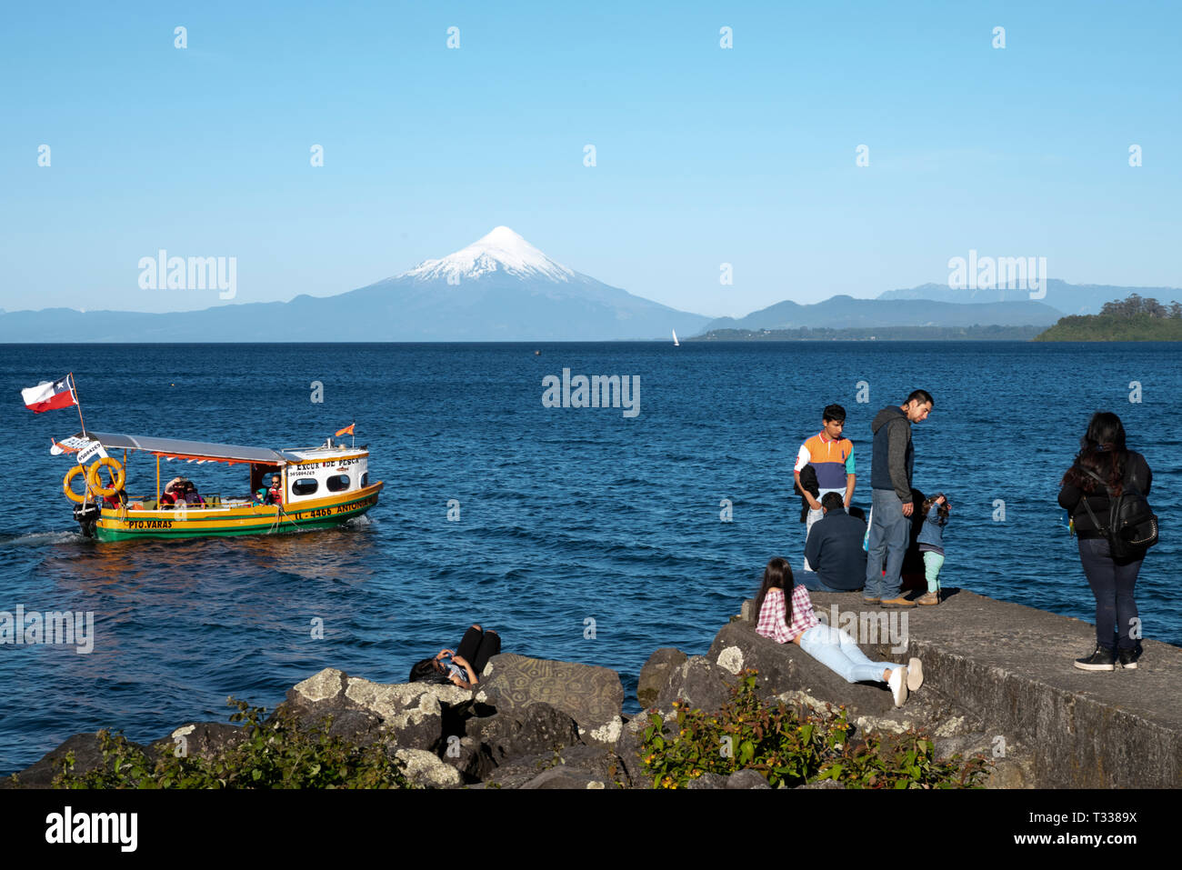 Vista dal lungomare a Puerto varras verso l Osmo vulcano con i giovani Foto Stock