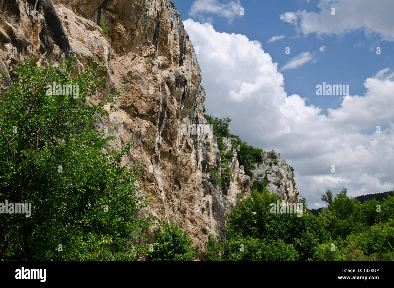 Sunny cielo blu, rock e una collina vicino al villaggio Krasen Foto Stock