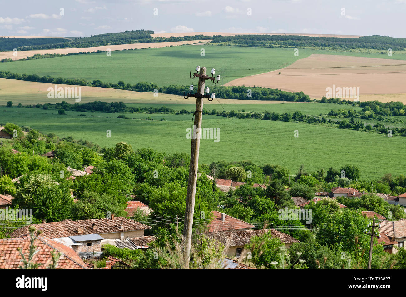 Un vecchio palo elettrico dopo la tempesta Foto Stock