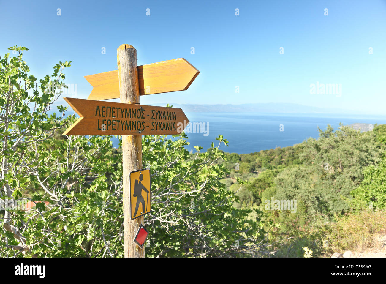 Segno di sentieri per il trekking in Lesvos island, Egeo Settentrionale della Grecia. Foto Stock
