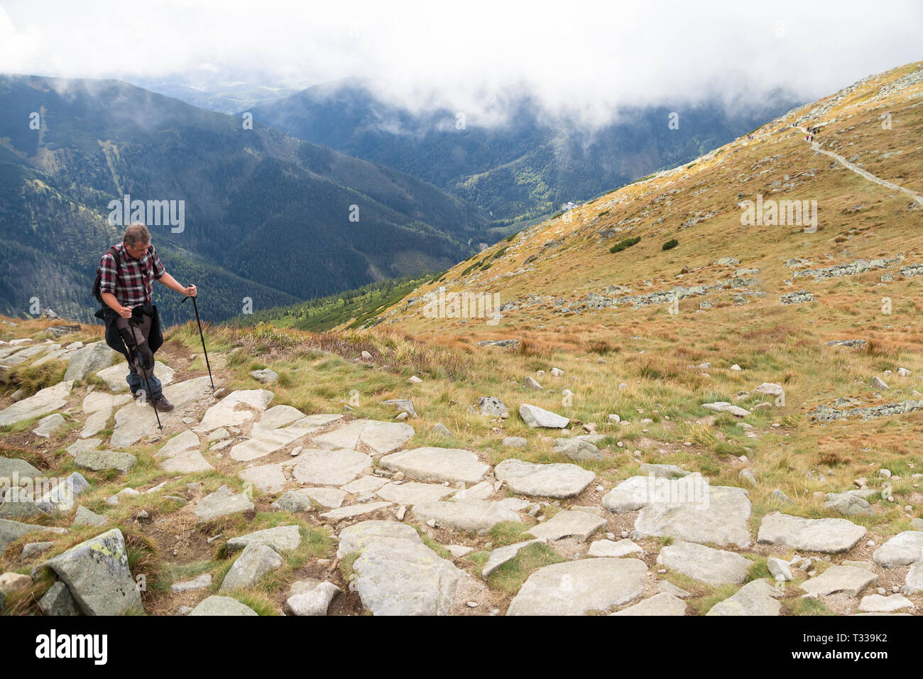 Escursionista turistiche a piedi strada turistica sulla cresta della montagna Foto Stock