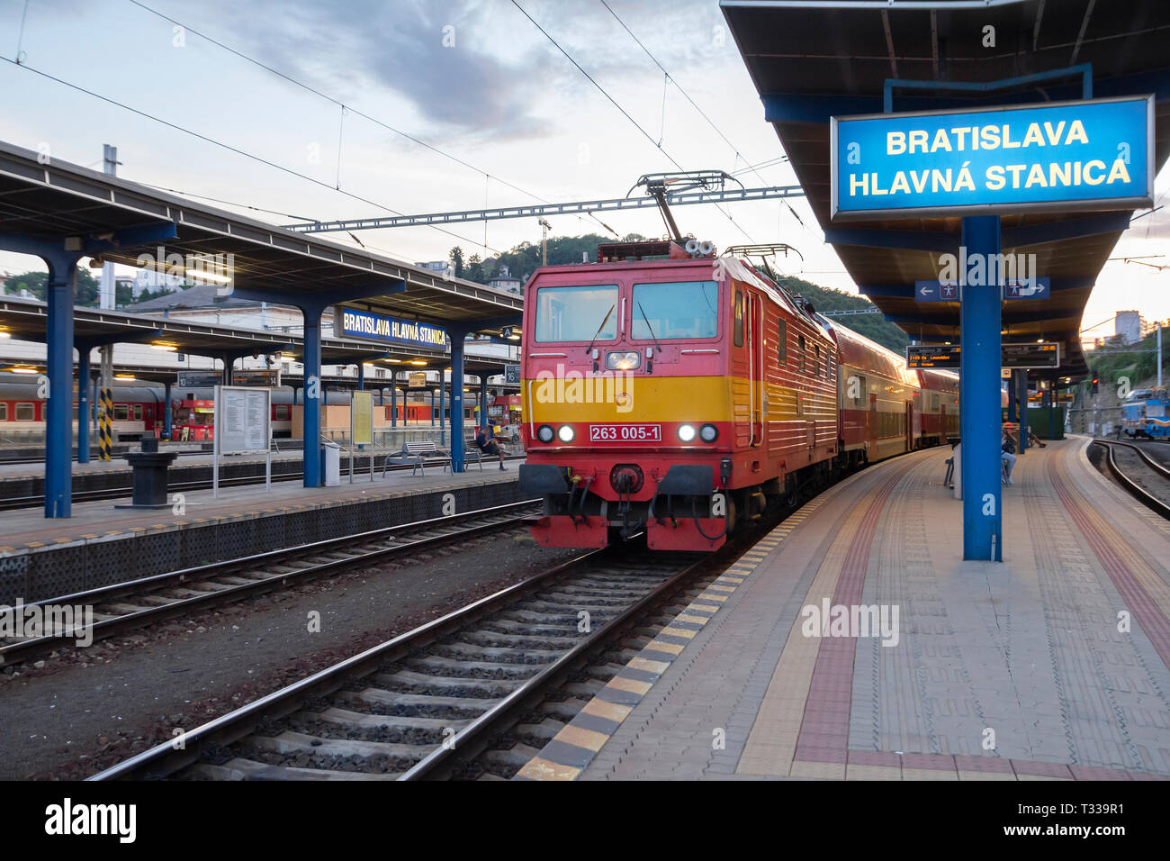 In treno stazione ferroviaria di Bratislava Foto Stock