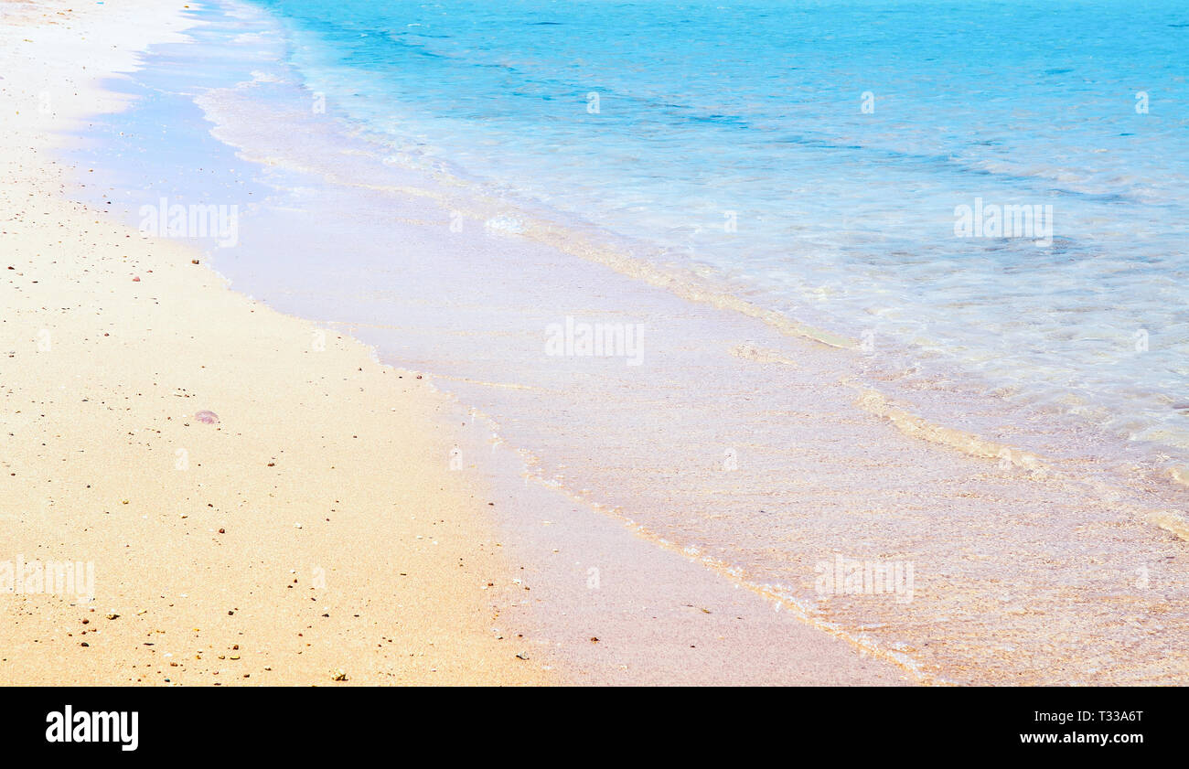 Onda morbida di mare sulla spiaggia di sabbia. Spazio di copia Foto Stock