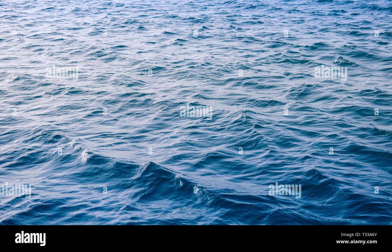 Mare blu superficie onde astratto modello di sfondo Foto Stock