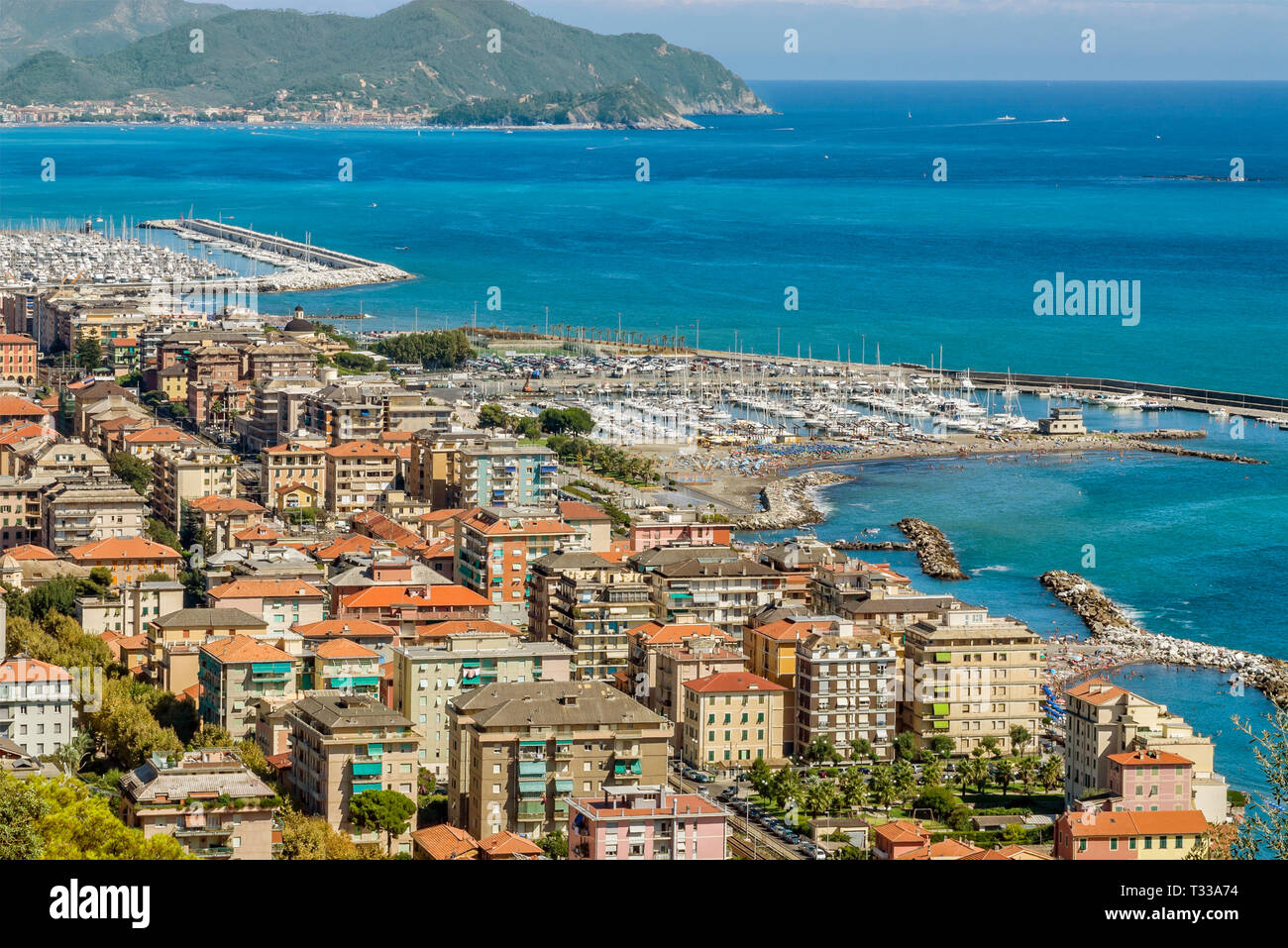 Vista su Chiavari presso la costa ligure, a nord-ovest dell'Italia. Foto Stock