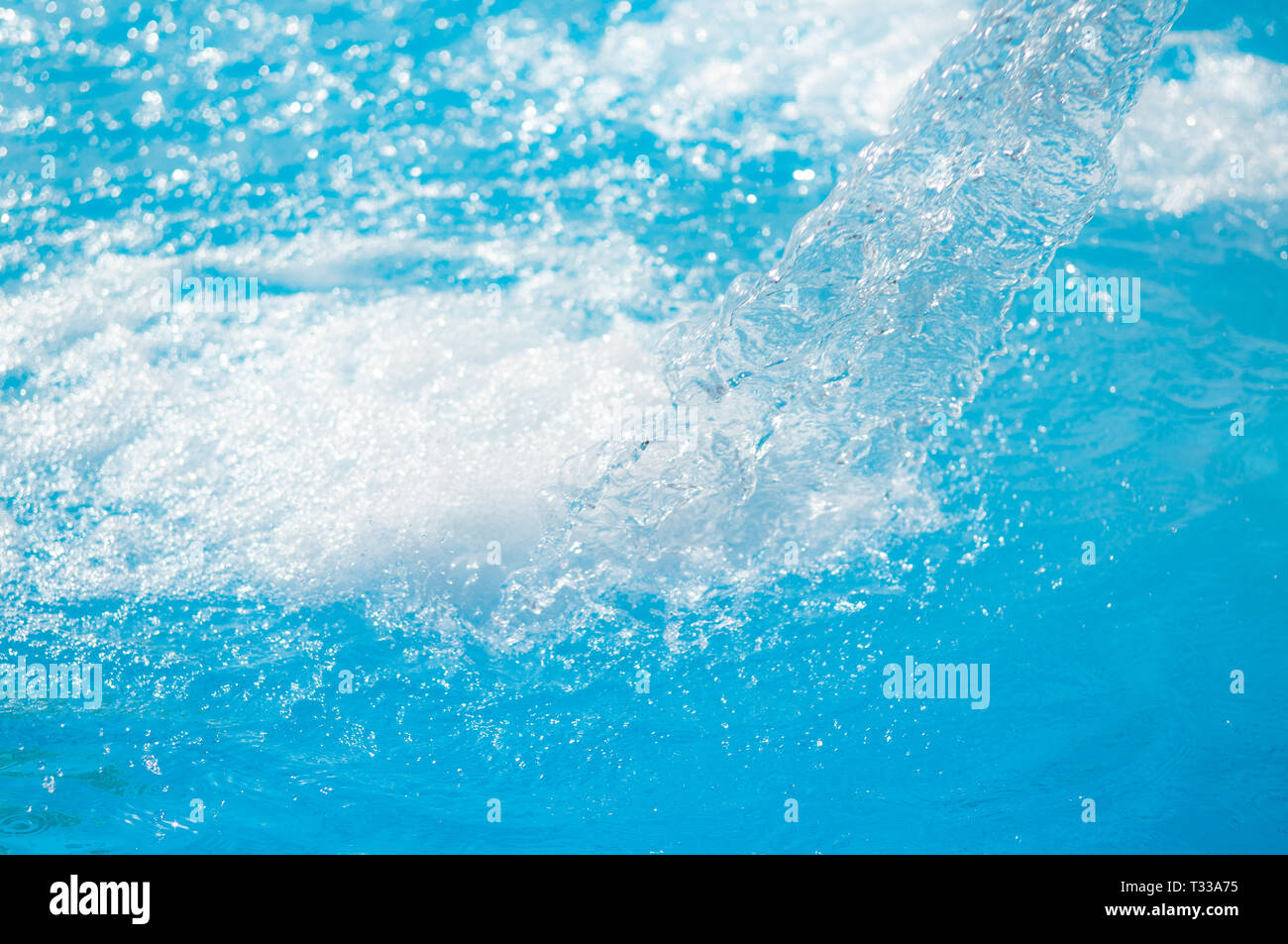 Getti di acqua corrente per il massaggio del corpo nella piscina al coperto vicino fino Foto Stock