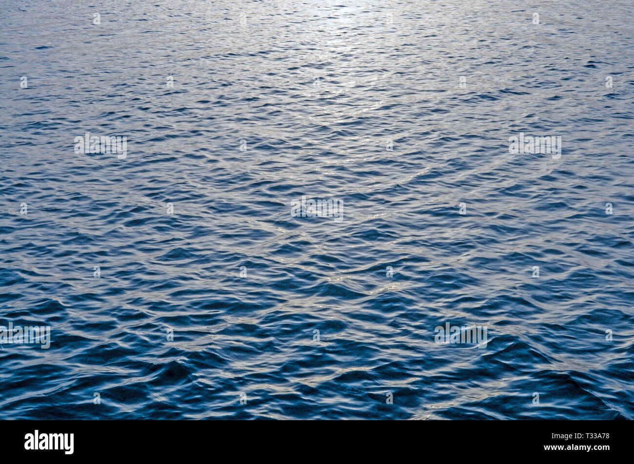 Mare blu superficie onde astratto modello di sfondo Foto Stock